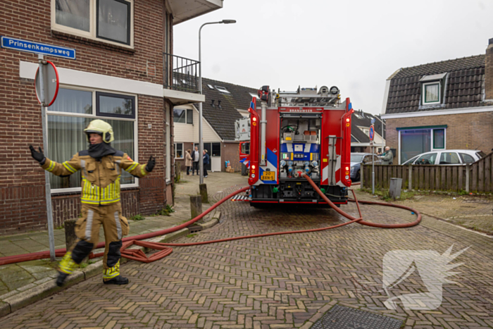 Rookwolken stijgen op uit schuur