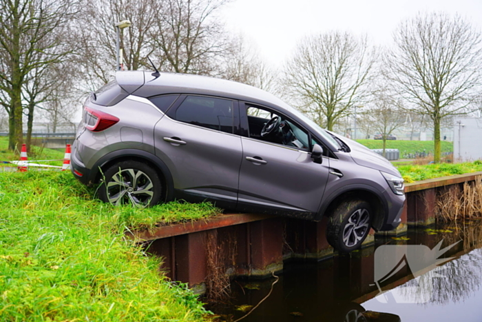 Auto komt boven water te hangen bij keeractie op fietspad