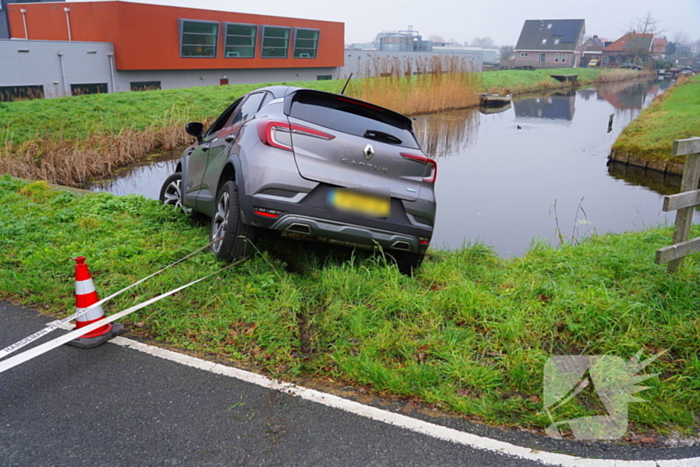 Auto komt boven water te hangen bij keeractie op fietspad