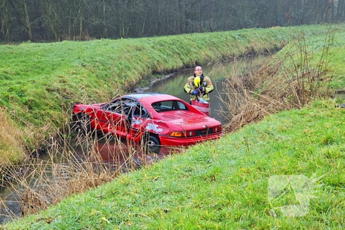 Auto vliegt uit de bocht van snelweg en belandt in water, inzittende gewond