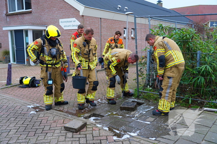 Brandweer speurt naar gaslekkage onder bestrating