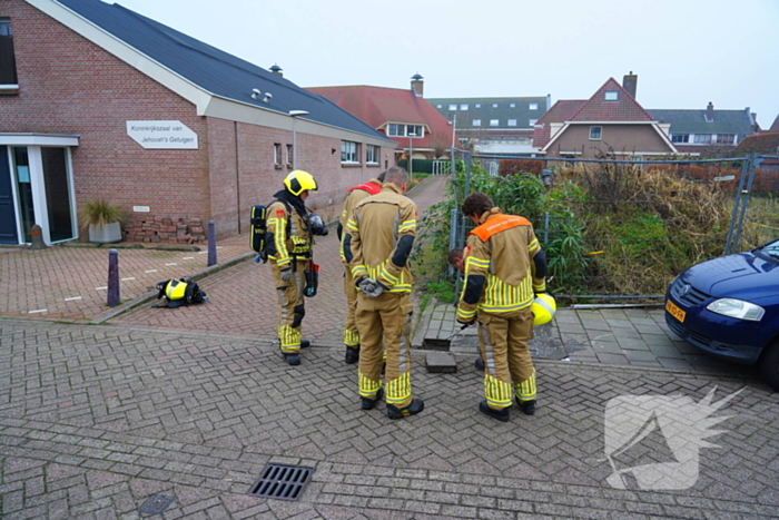 Brandweer speurt naar gaslekkage onder bestrating