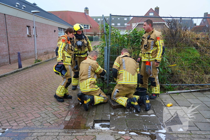 Brandweer speurt naar gaslekkage onder bestrating