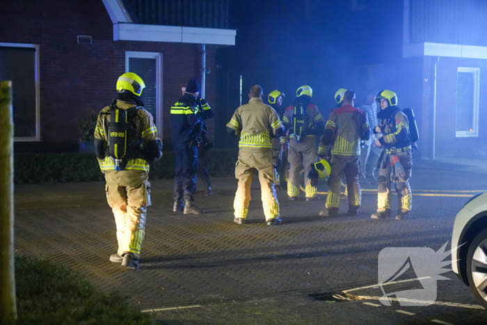 Brandweer blust brand in bijgebouw