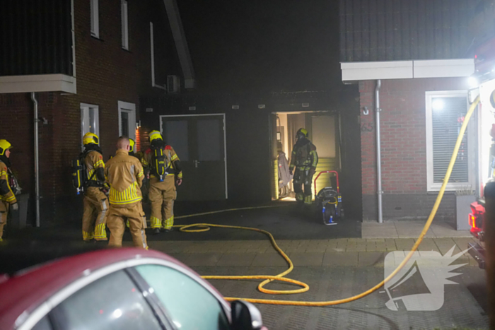 Brandweer blust brand in bijgebouw