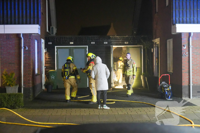 Brandweer blust brand in bijgebouw