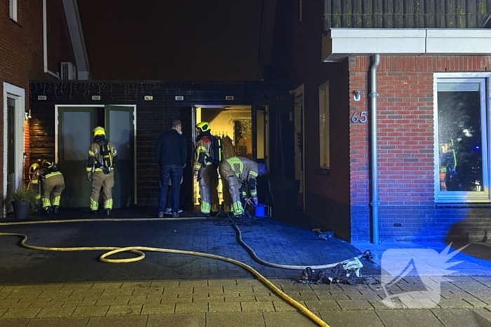 Brandweer blust brand in bijgebouw