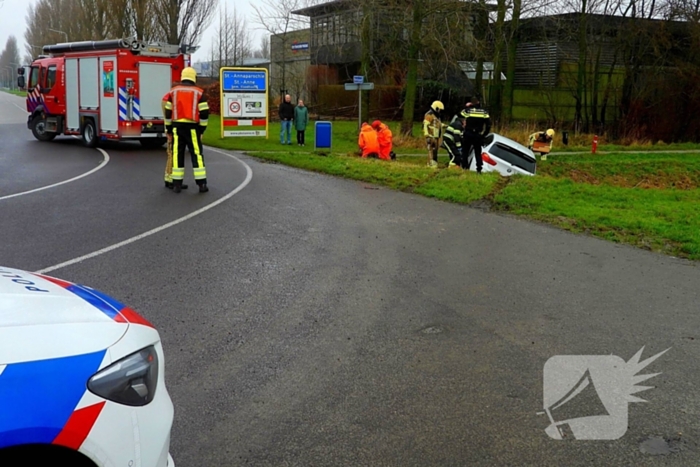 Bestuurster mist bocht en belandt in sloot