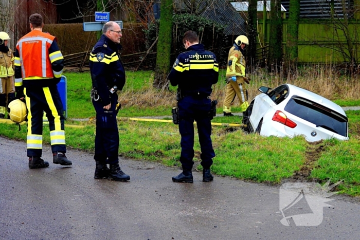 Bestuurster mist bocht en belandt in sloot