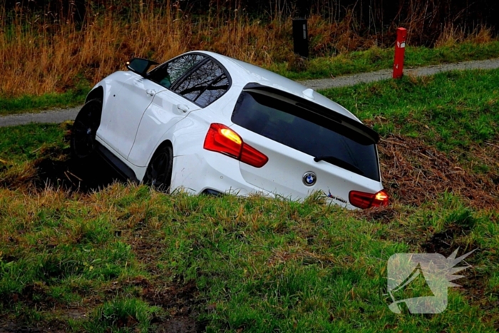 Bestuurster mist bocht en belandt in sloot