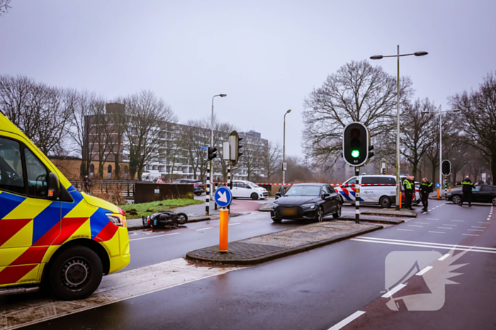 Scooterrijder gewond bij aanrijding met auto