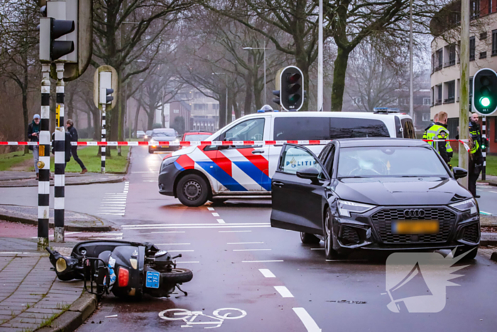 Scooterrijder gewond bij aanrijding met auto