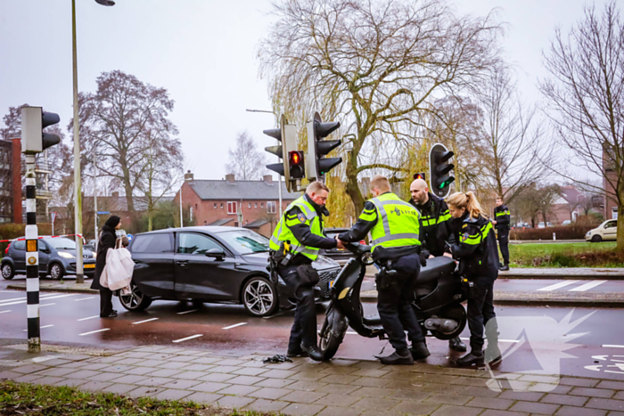 Scooterrijder gewond bij aanrijding met auto