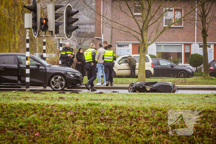 Scooterrijder gewond bij aanrijding met auto