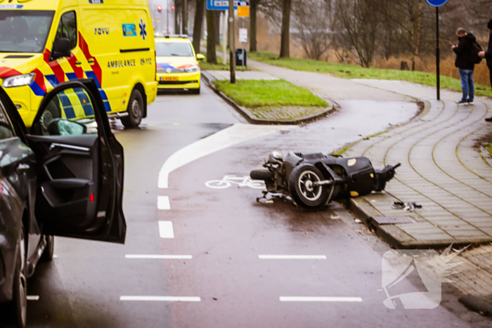 Scooterrijder gewond bij aanrijding met auto