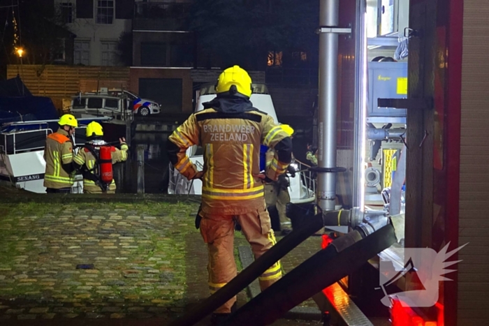 Veel rook bij brand op boot