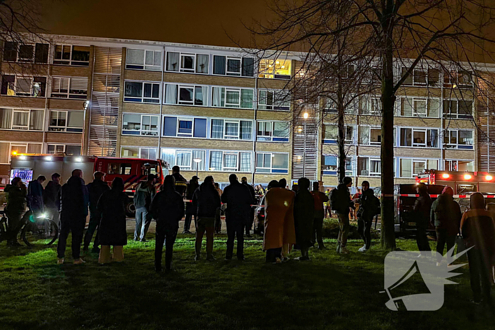 Brand in flatwoning omliggende woningen ontruimd