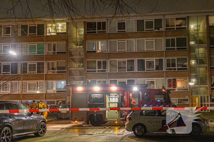 Brand in flatwoning omliggende woningen ontruimd