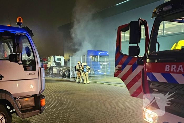 Vrachtwagen brandt uit bij truckcenter