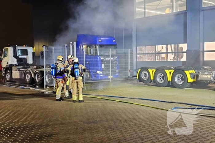 Vrachtwagen brandt uit bij truckcenter