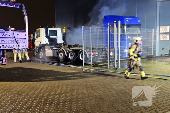 Vrachtwagen brandt uit bij truckcenter