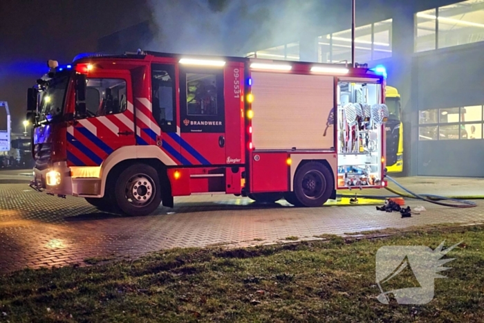 Vrachtwagen brandt uit bij truckcenter