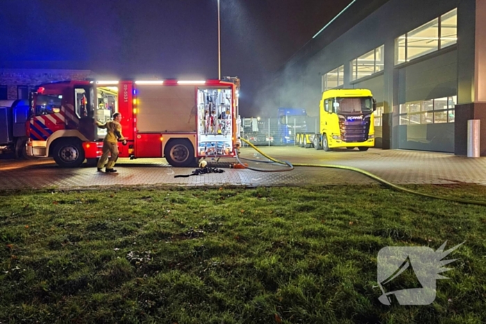 Vrachtwagen brandt uit bij truckcenter