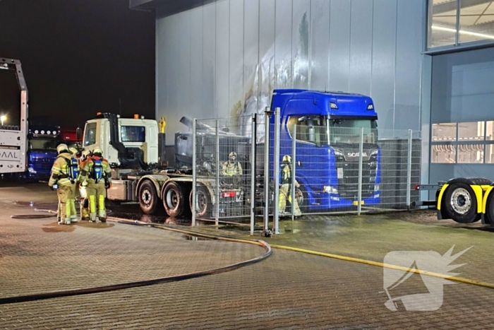 Vrachtwagen brandt uit bij truckcenter