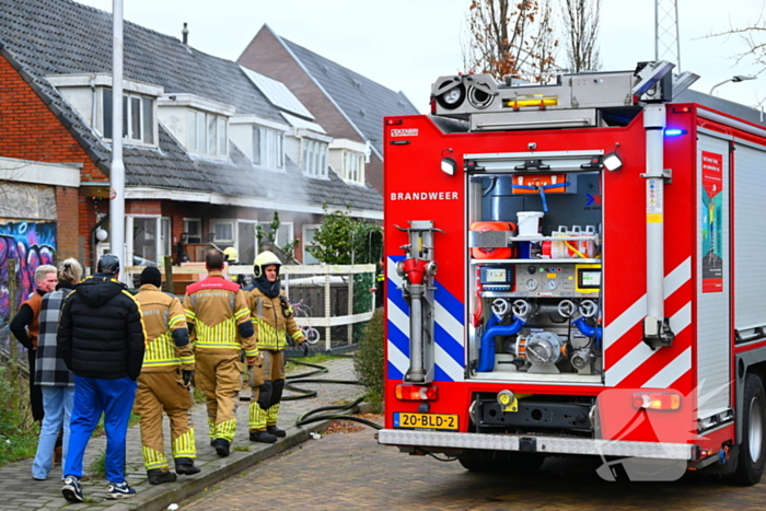 Flinke rook ontwikkeling bij brand in woning