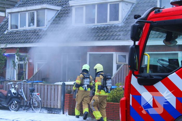 Flinke rook ontwikkeling bij brand in woning