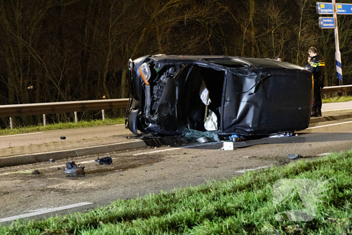 Automobilist ramt lantaarnpaal en belandt op zijkant