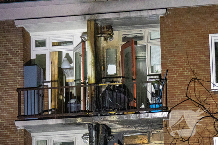 Grote brand op balkon van flat