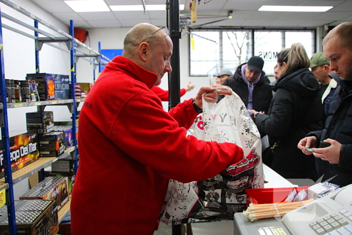 Drukte bij verkoop vuurwerk op oudjaarsdag