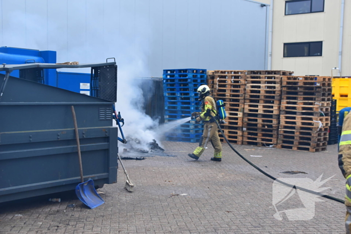 Brandweer blust brandende container