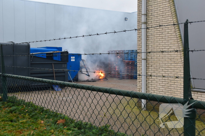 Brandweer blust brandende container