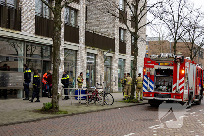 Persoon ademt rook in bij keukenbrand