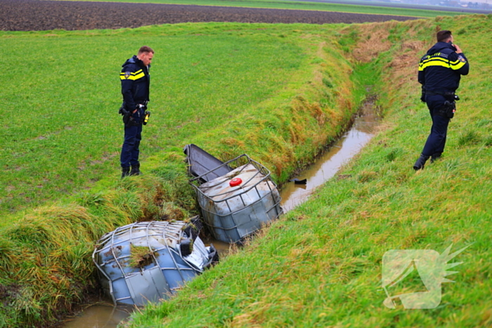 Vaten met gevaarlijke stoffen gevonden in sloot