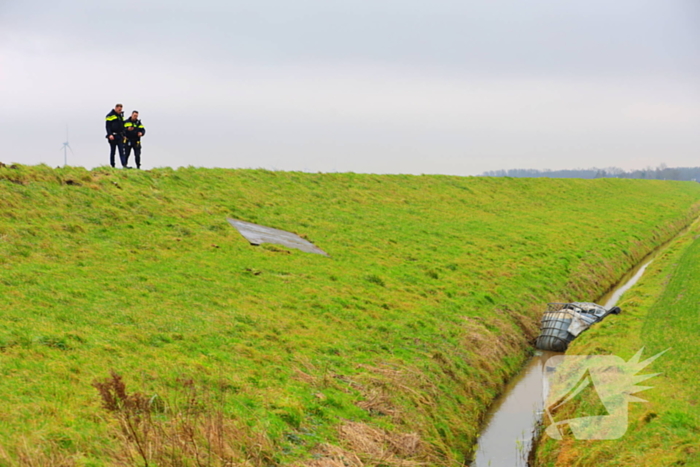 Vaten met gevaarlijke stoffen gevonden in sloot