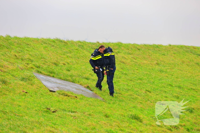 Vaten met gevaarlijke stoffen gevonden in sloot