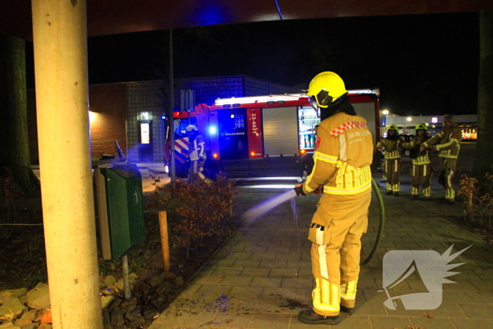 Brandweer blust brandende prullenbak