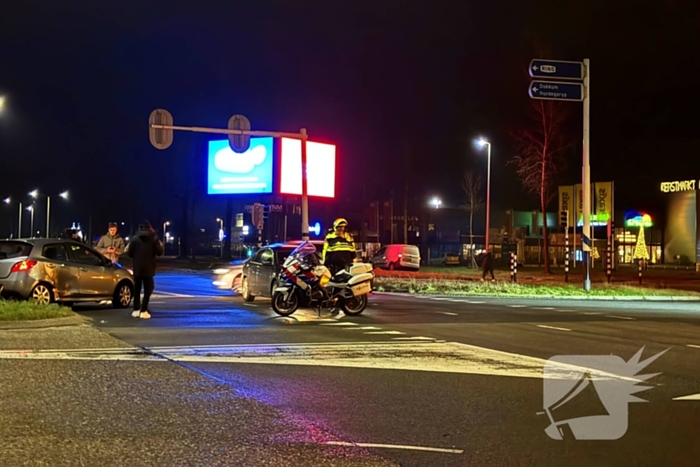 Veel schade bij aanrijding tussen twee voertuigen op kruising