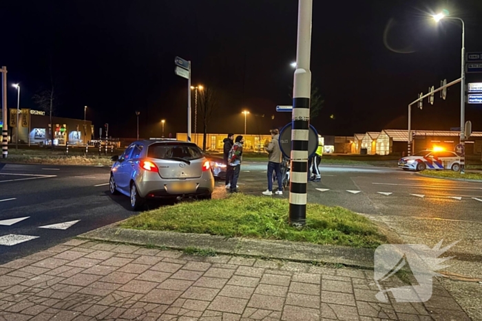 Veel schade bij aanrijding tussen twee voertuigen op kruising