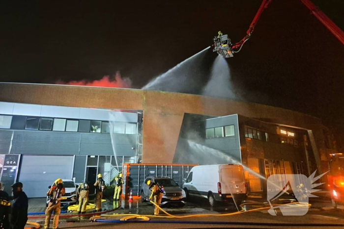 Forse rookwolken bij uitslaande kantoorbrand