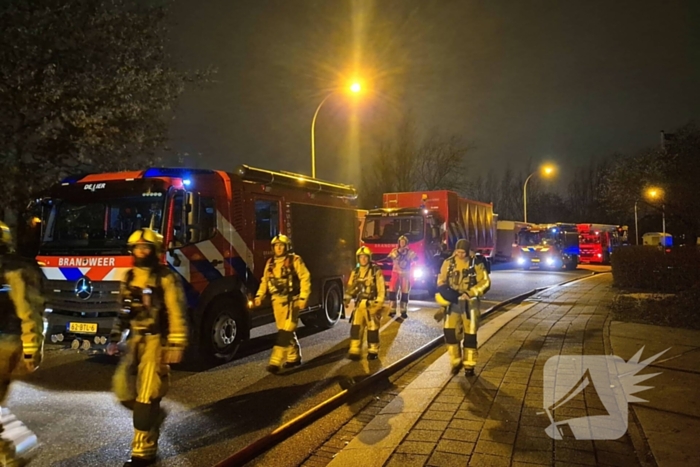 Forse rookwolken bij uitslaande kantoorbrand