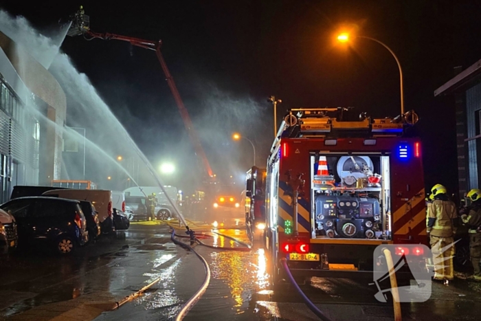 Forse rookwolken bij uitslaande kantoorbrand