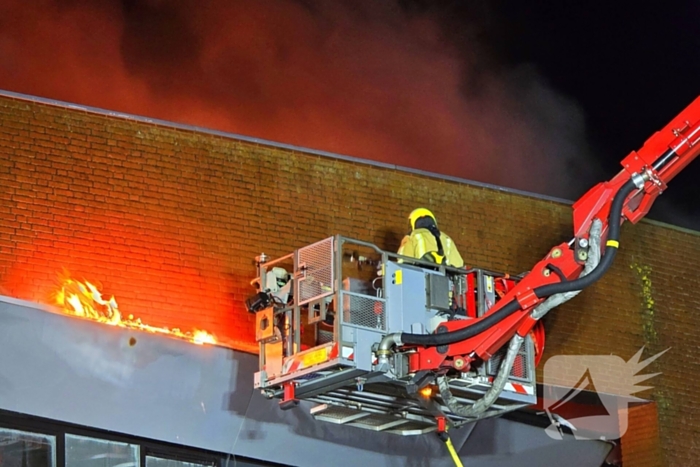 Forse rookwolken bij uitslaande kantoorbrand