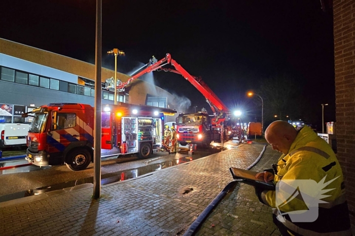 Forse rookwolken bij uitslaande kantoorbrand