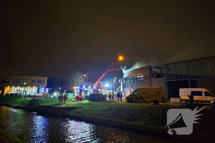 Forse rookwolken bij uitslaande kantoorbrand