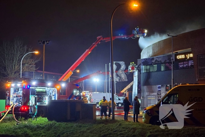 Forse rookwolken bij uitslaande kantoorbrand