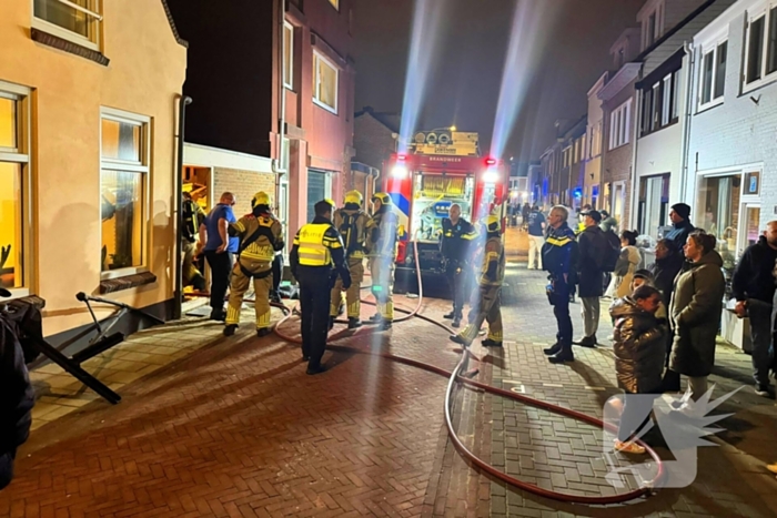 Straat ontruimd wegens brand door vuurpijl